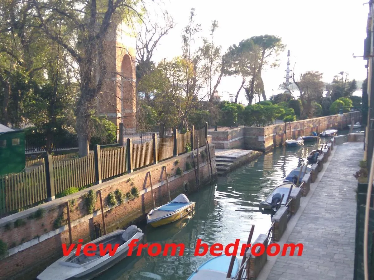 Susy Biennale Apartment - Canal View And Garden Venezia Italia