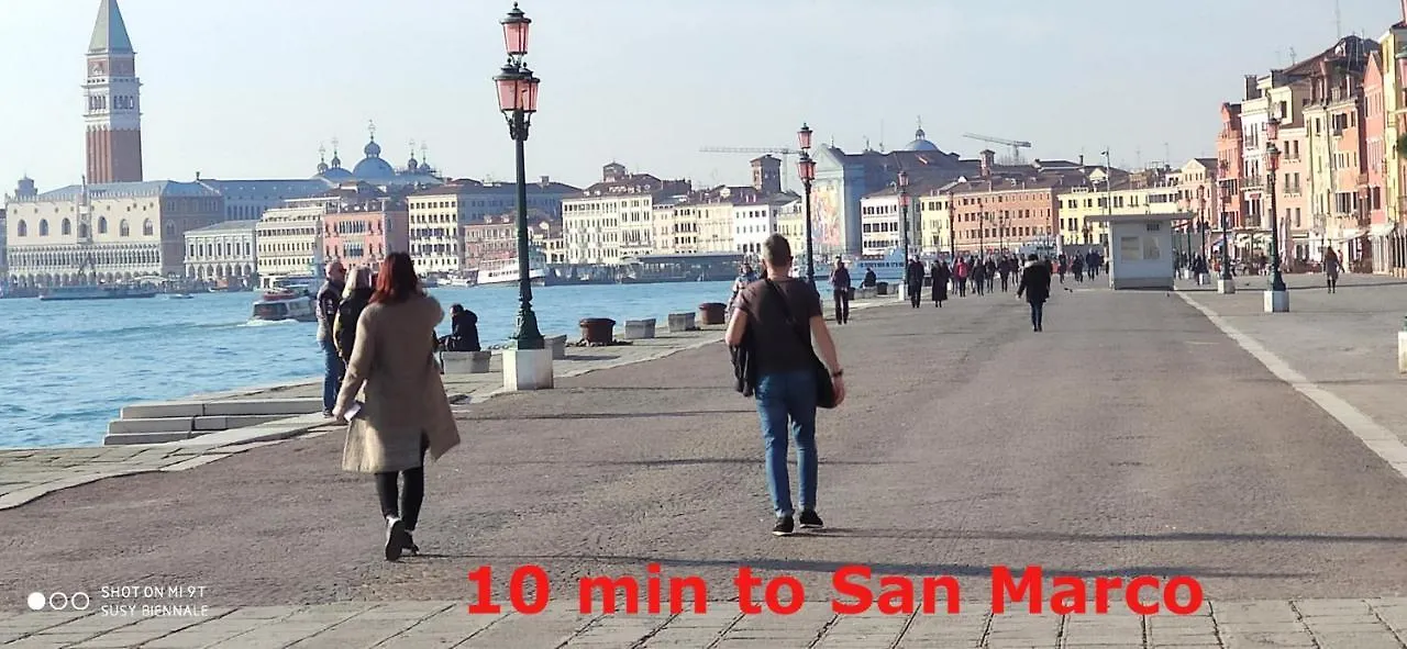 Susy Biennale Apartment - Canal View And Garden Venedig